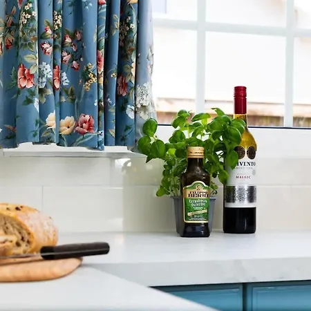 بيت للعطل Coastal Village Hideaway *